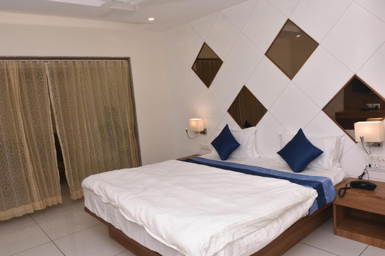 Hotel Golden Palace & Rooms Halol Exterior photo