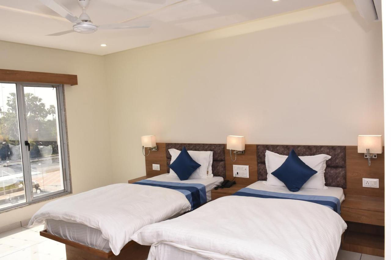 Hotel Golden Palace & Rooms Halol Exterior photo