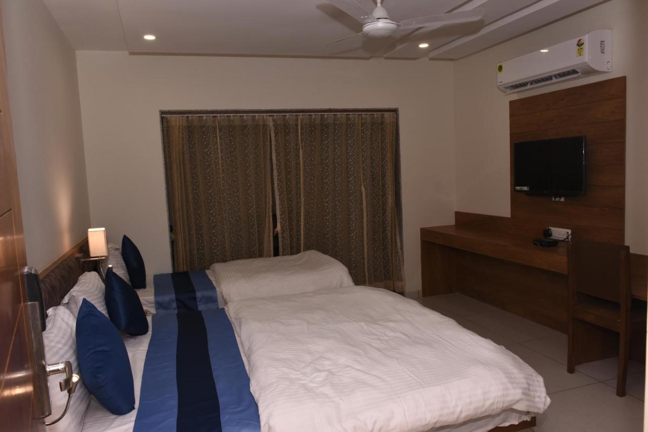Hotel Golden Palace & Rooms Halol Exterior photo