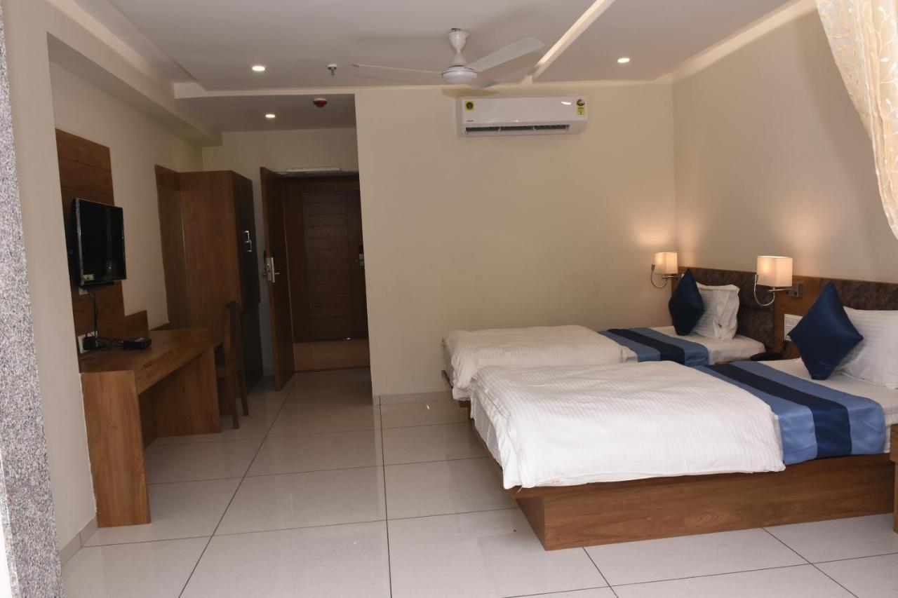 Hotel Golden Palace & Rooms Halol Exterior photo